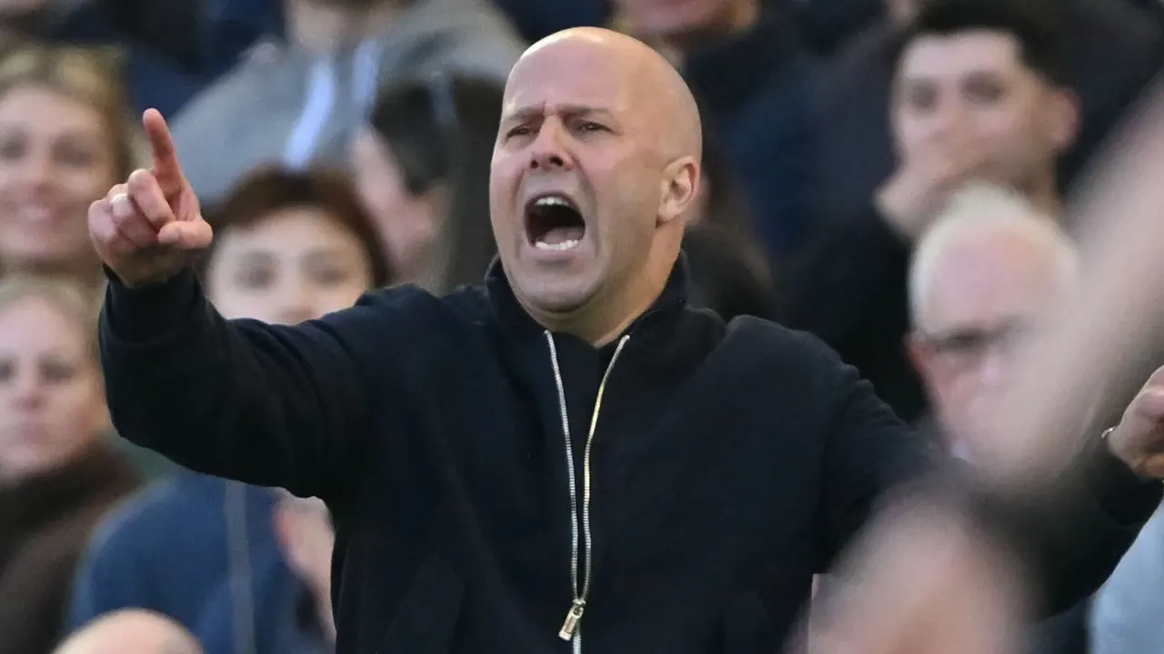 قبل مواجهة السيتي.. سلوت يزف بشرى وصدمة!